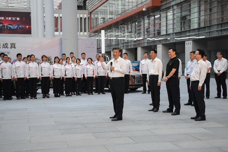 7月22日至24日，中共中央总书记、国家主席、中央军委主席习近平在吉林省考察。这是7月23日下午，习近平在长春市一汽集团研发总院，同职工代表亲切交流。新华社记者 燕雁 摄