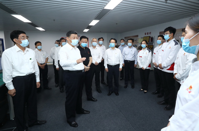 7月22日至24日，中共中央总书记、国家主席、中央军委主席习近平在吉林省考察。这是7月23日下午，习近平在长春一汽集团研发总院整车硬件测试实验室，同刚毕业的大学生亲切交流。新华社记者 鞠鹏 摄